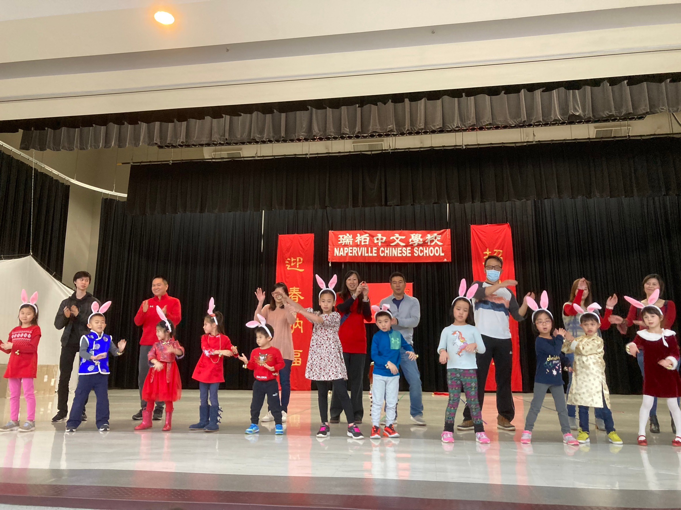注音班和一年級的同學們演唱耳熟能詳的兒歌《恭喜恭喜》