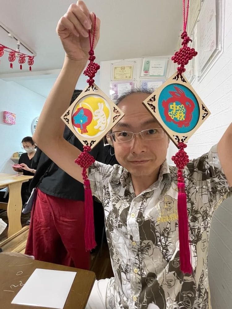 男學員很開心第一次能完成這麼可愛的中秋節剪紙作品