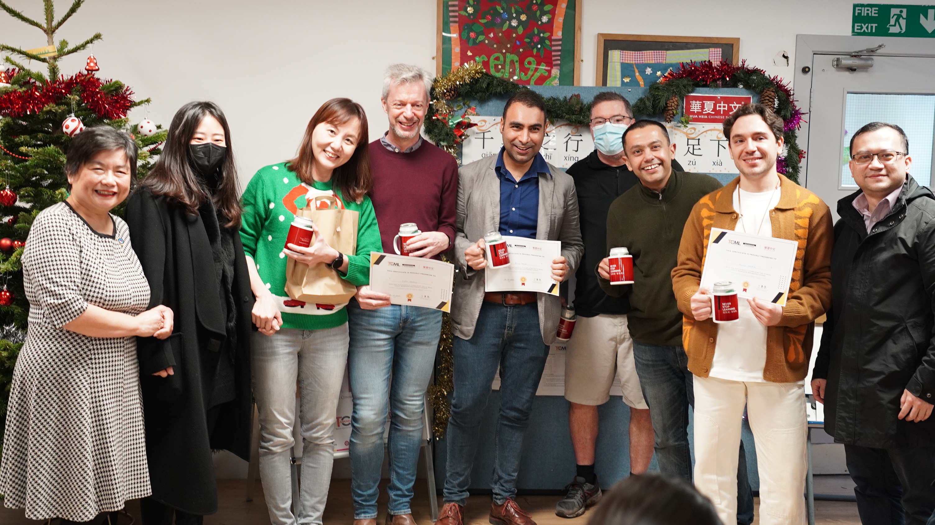 英國臺灣華語文學習中心負責人丁惠慈僑務顧問(左1)與駐英國代表處僑務組副組長葉帝余(右1)與學員合影