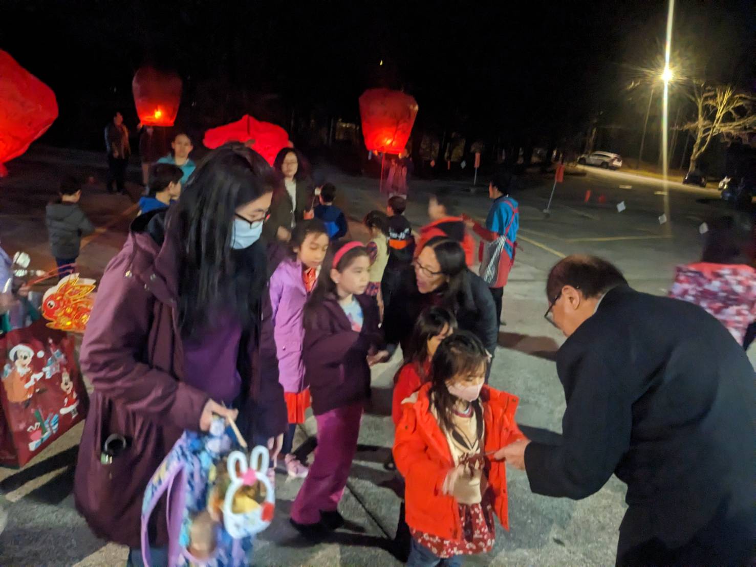 臺美學校校長發紅包給學生