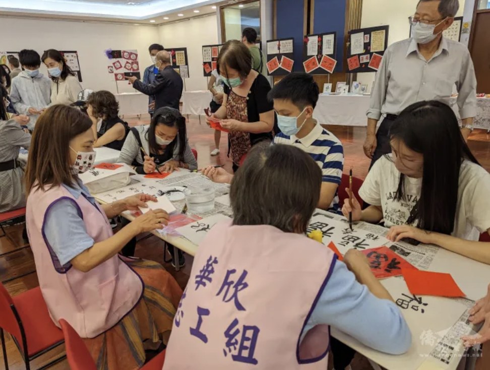 參觀民眾現場體驗書法