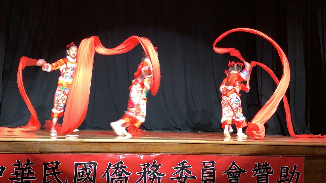雨津中文學校彩帶舞表演