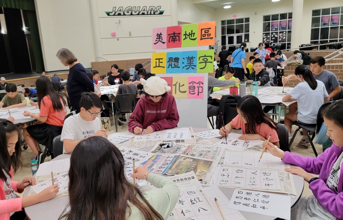 老師一旁輔導