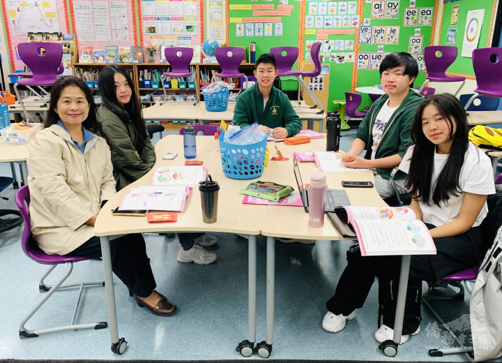 校長高淑芬與高年級班學生於認字馬拉松合照