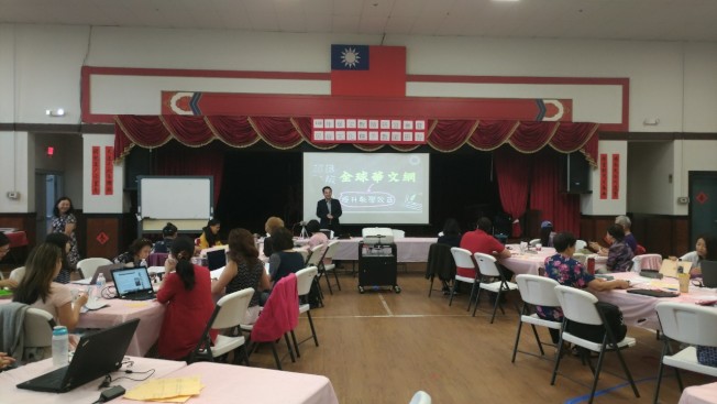 李偉農科長傳授學員們如何利用新版全球華文網的教學資源。(僑教中心提供)