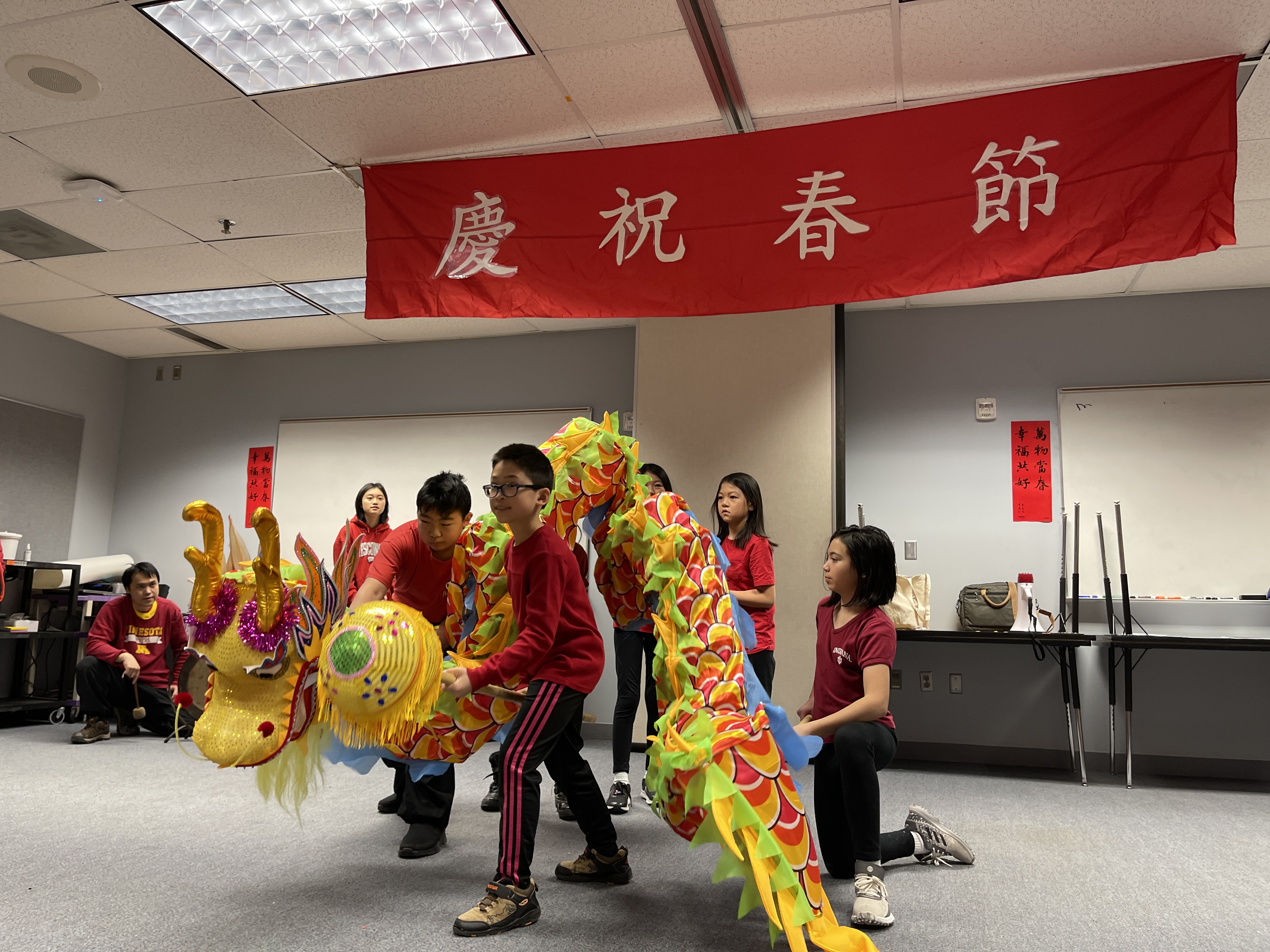學生舞龍表演