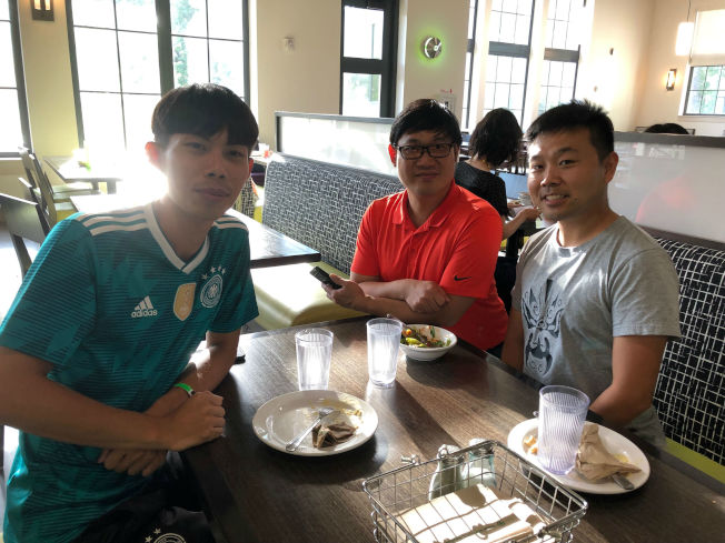 左起台灣派出的扯鈴及體育老師蕭鴻偉、僑教中心Amos及功夫老師孫帥。(記者陳淑玲／攝影)