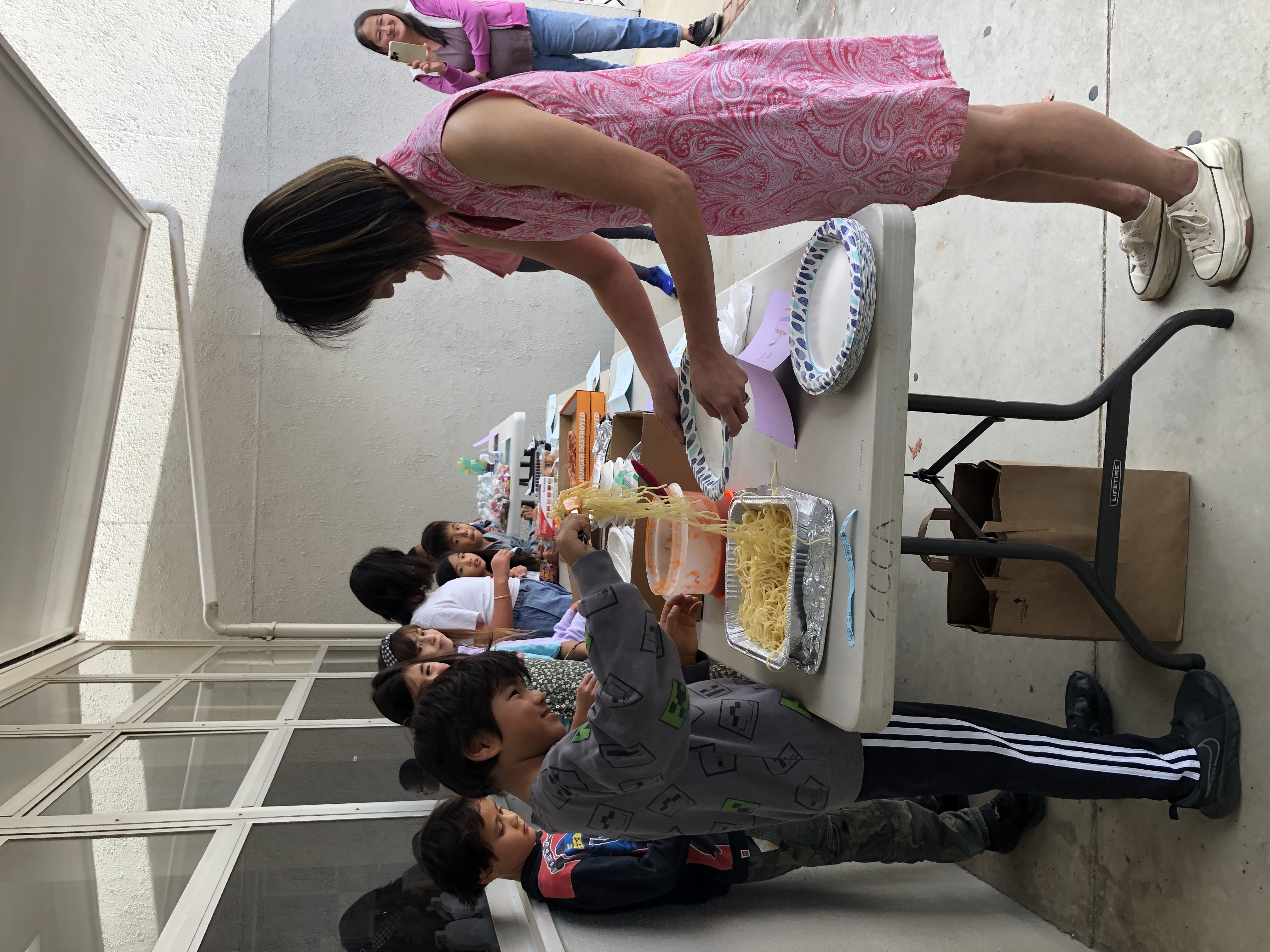 孩子詢問老師要餐點嗎？為老師服務