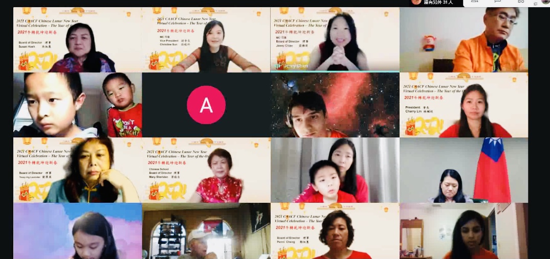 兩位美麗的主持人和中美協會會長。
