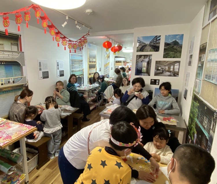年少的小朋友們也跟爸媽一起搓湯圓