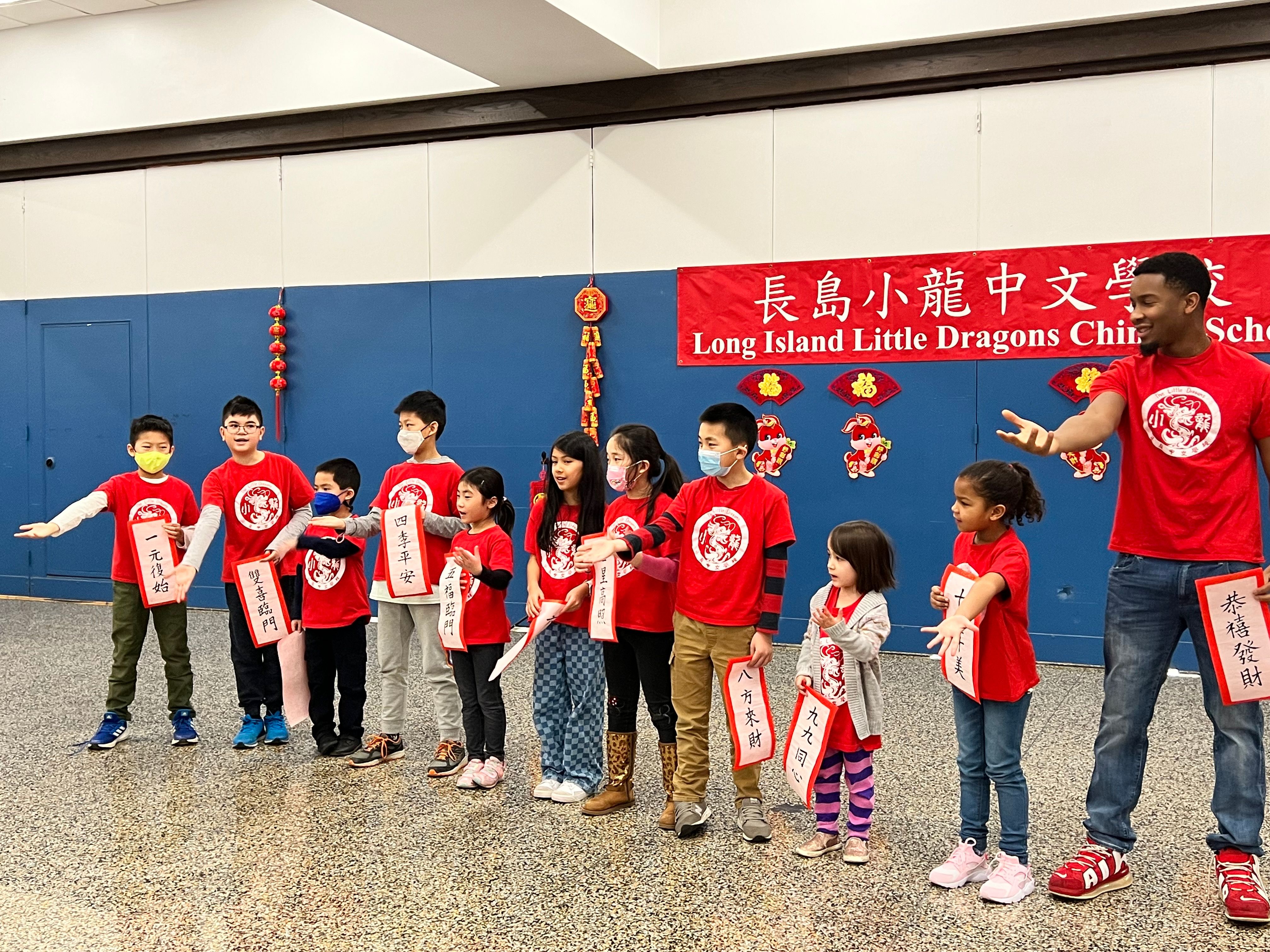 B 2 班 : 應景地說著一至十的過年吉祥話，並且帶來最具年味的歌曲『恭喜恭喜』