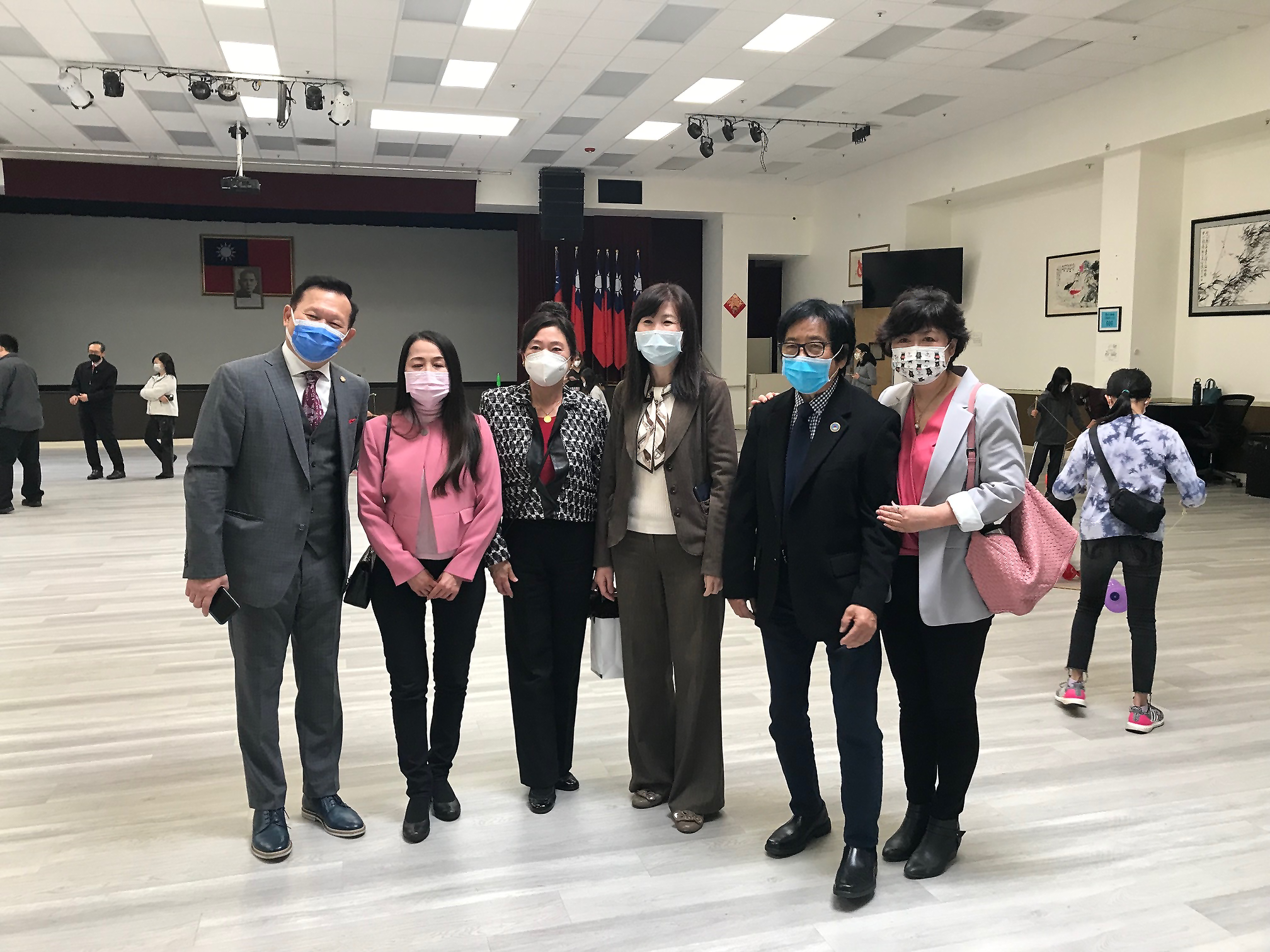 寇惠風校長、呂玉貞僑務委員、魏德珍僑務委員、莊雅淑主任、李文雄僑務委員與韓中芬老師共同合影（由左至右）