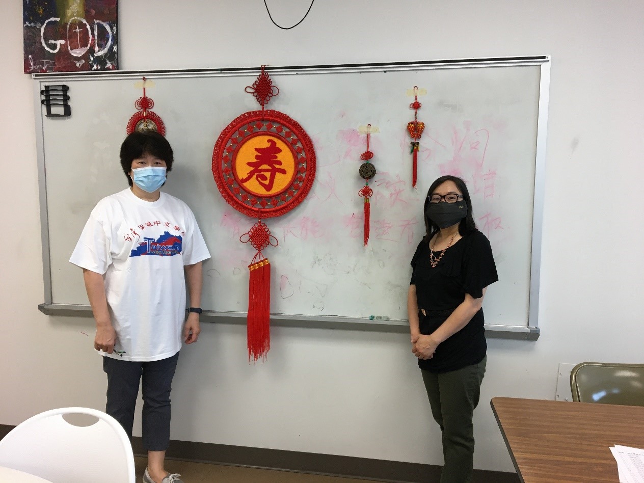 講師及助理老師展示複雜中國結作品並回答問題