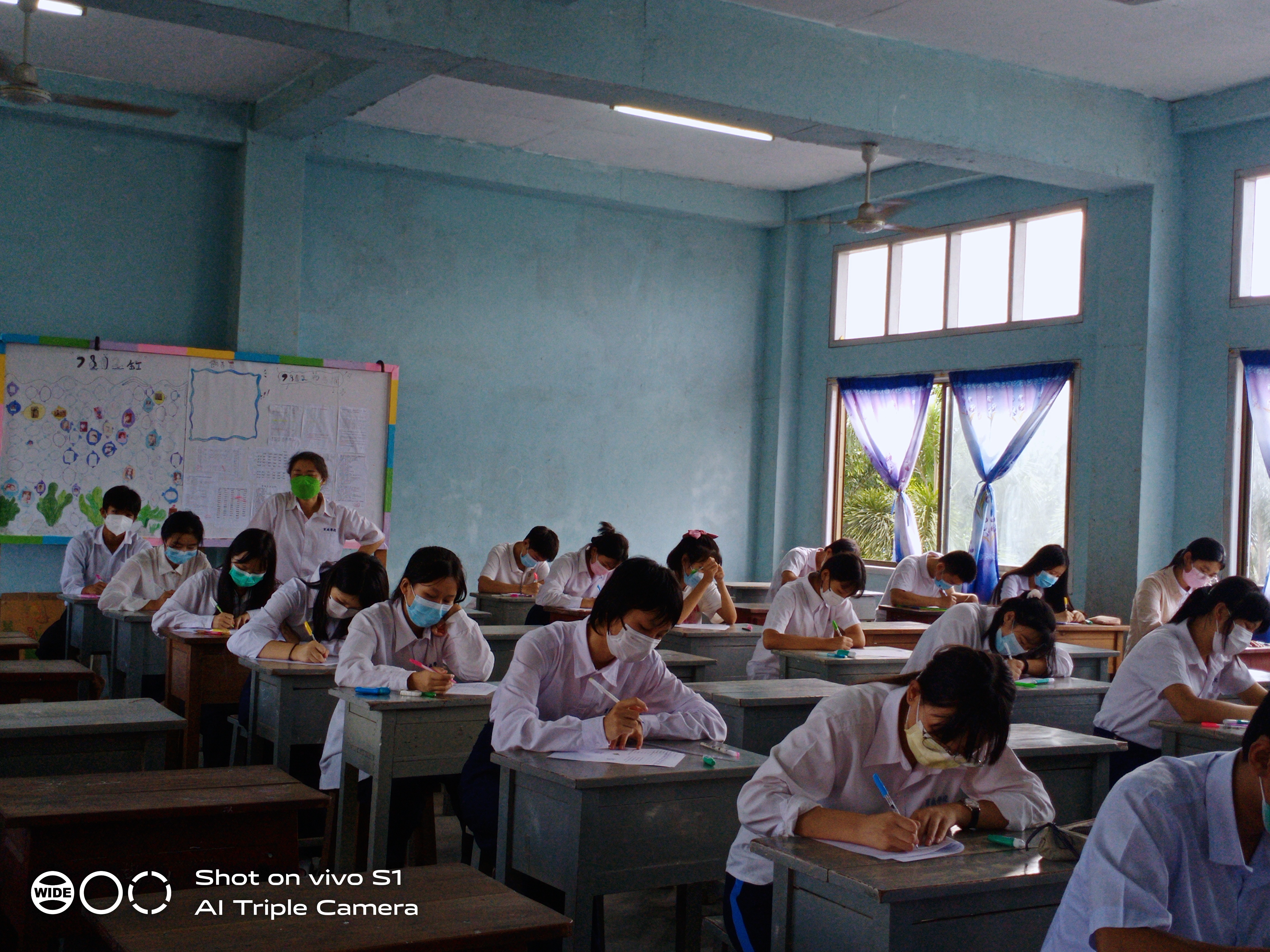 教務主任鄺瑛瑛老師盈督比賽學生作答