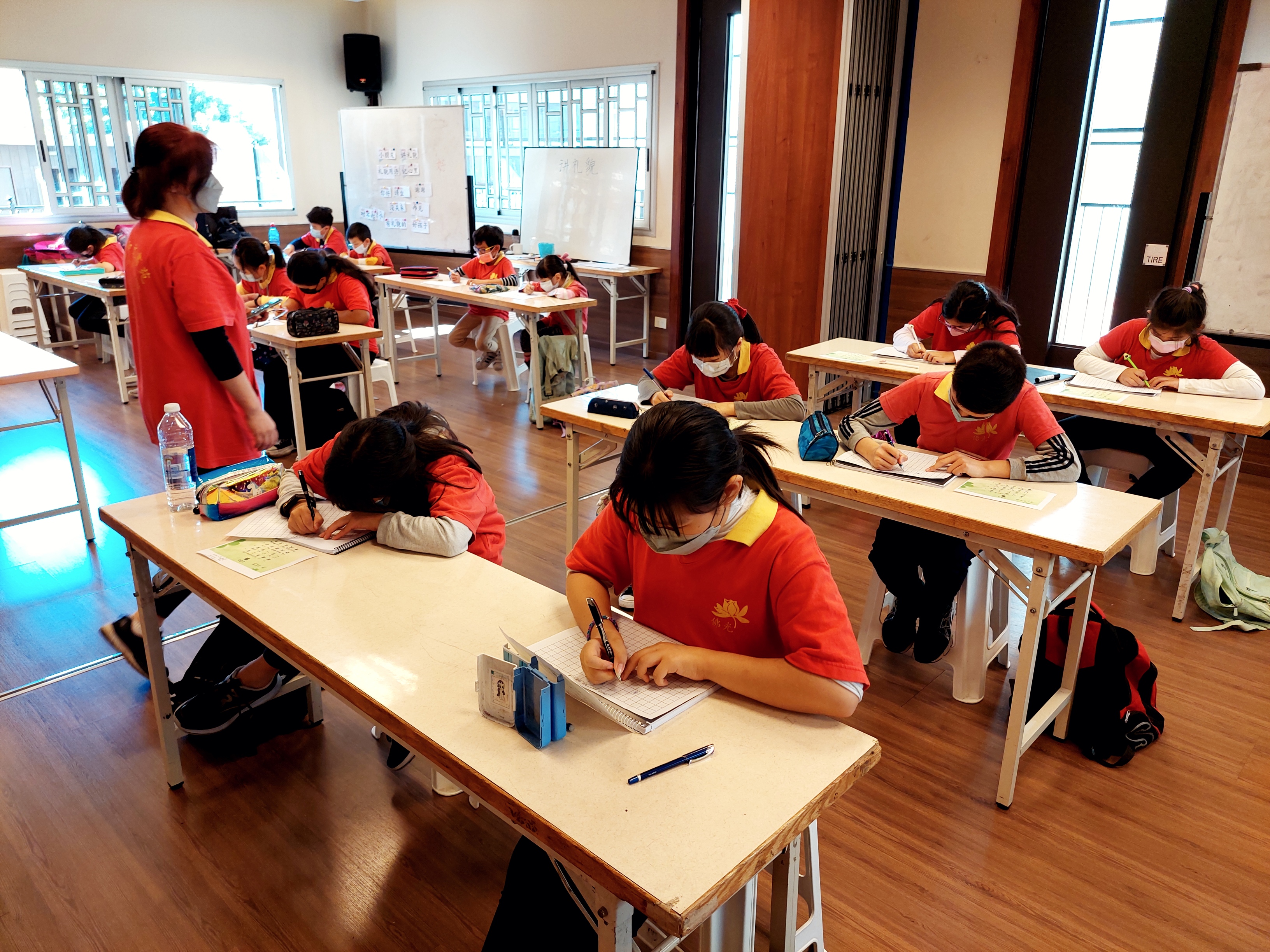 同學們全神貫注地參加硬體字比賽