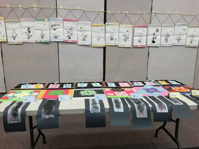 夏令營學童的書法、國畫、剪紙、拓碑作品。(記者王明心／攝影)