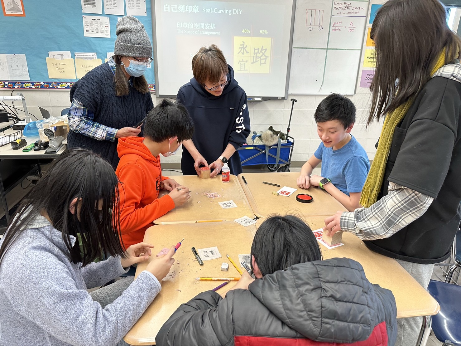 路永宜老師驗收學生刻印完成的作品