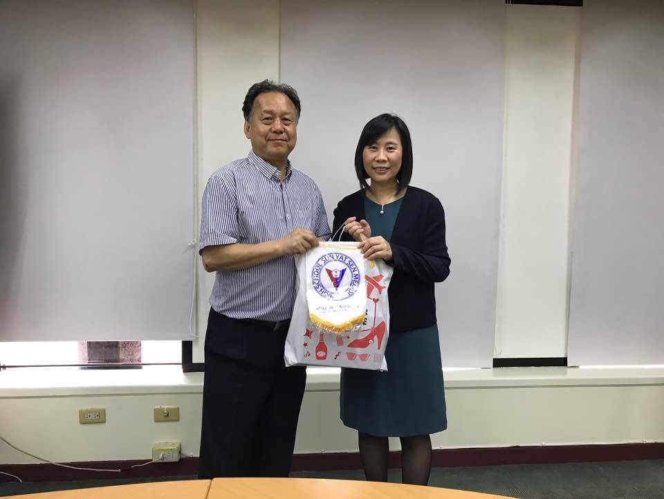 周業茂訓導主任與劉子揚導師率領22名學生拜會僑務委員會